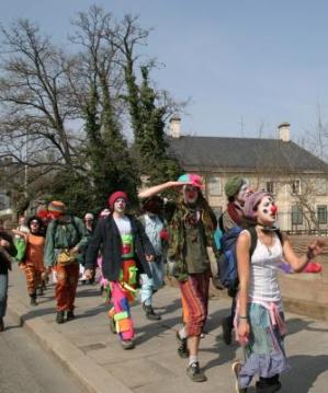 clown-army-protesta-anti-otan-estrasburgo
