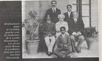 Fundadores de la Sociedad Teosofica, Krishnamurti y su hermano (sentado en el suelo). 