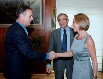 Ministra de Defensa Carme Chacón i portaveu de l'Agrupació de Supervivents de la Lleva del Biberó, Antonio Calvo. 2011.