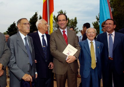Ministre de Defensa José Bono i membres de l'Agrupació de Supervivents de la Lleva del Biberó-41. 2005.